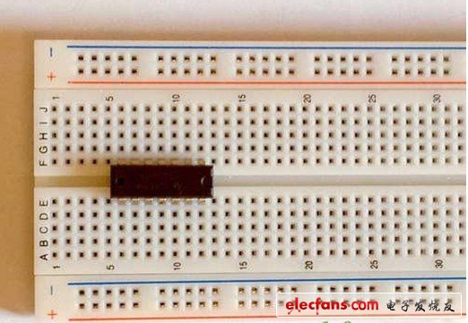 在面包板的中間插入TLC3704集成電路（IC）芯片。