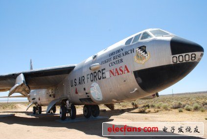 NASA 5-52：上圖是U.S. Air Force/NASA B-52，這是用來為一系列裝有火箭發(fā)動機的航天器進行墜落測試的