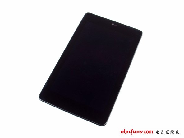 谷歌Nexus 7內(nèi)部主要硬件組成：8 or 16 GB 硬盤；1 GB RAM；四核Tegra 3處理器