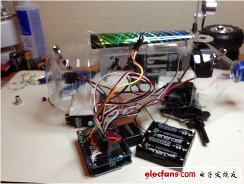 在Fiji水瓶的狹窄空間里面進(jìn)行布置的事情，我希望我可以輕易地將Arduino開(kāi)發(fā)板上如傳感器、伺服電機(jī)等所有器件輕易的連接上