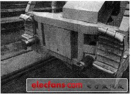 可變形的側(cè)面和中央能量吸收單元安裝在市郊車上