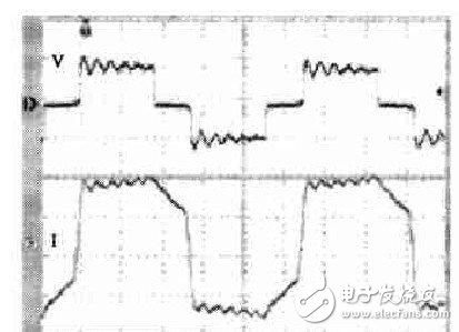 圖3 　使用普通功率母排時變壓器初級電壓、電流波形